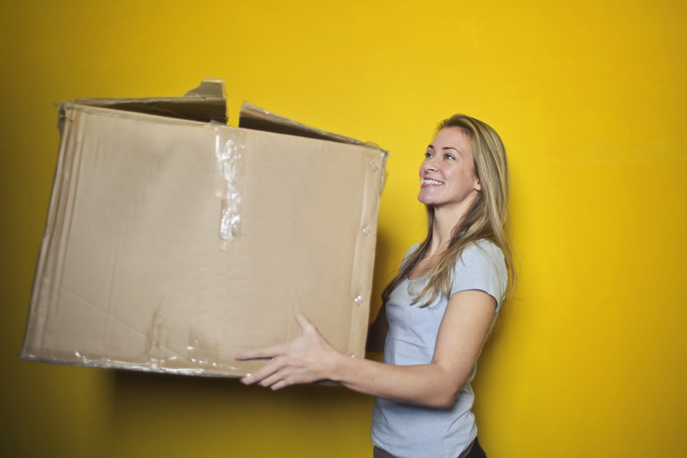 print on demand drop shipping deliver girl with big box
